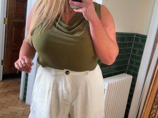 CurvyBlondeBellaX